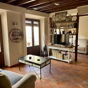 Sleep In Historic Puerta Elvira Apartment